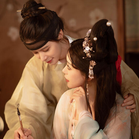 The Courtesan and the Female Scholar